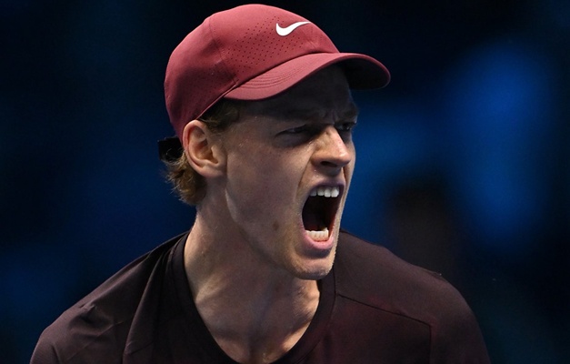 Sinner supera líder do ranking Alcaraz e é bicampeão do ATP Finals sem perder sets