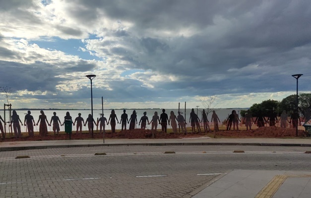 Siron Franco assina monumento que homenageia voluntários na enchente do RS