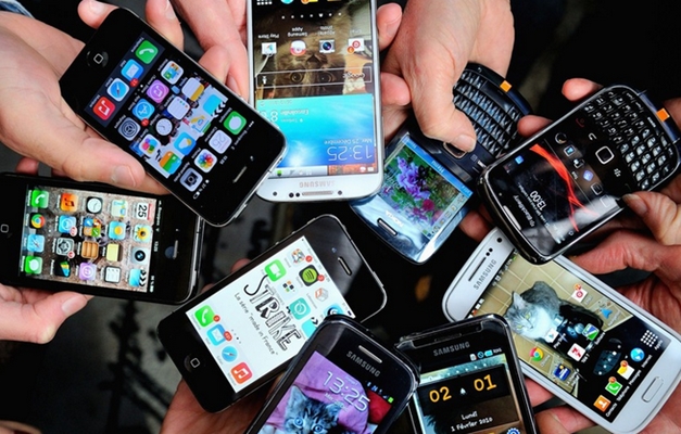 Smartphones com mais funções e preço de até R$ 700 atraem brasileiro