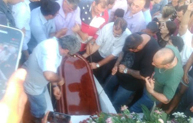 Sob aplausos, José Gomes é sepultado em Itumbiara (GO)