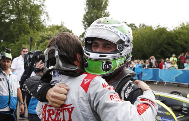 Sobrinho de Senna ajuda e Nelsinho Piquet leva título da Fórmula E