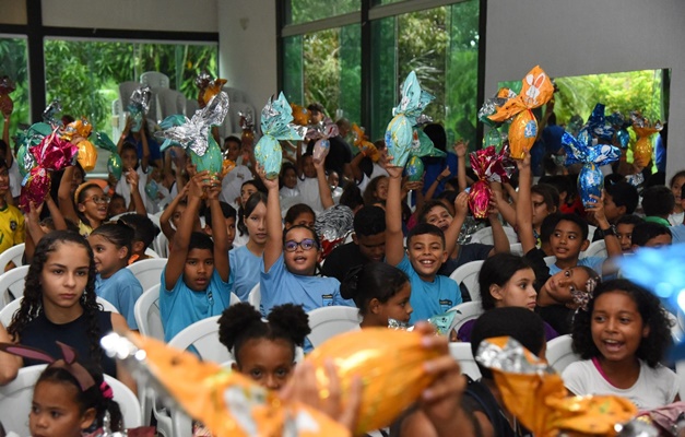 Social: Crianças e jovens assistidos em Aparecida recebem ovos de chocolate 