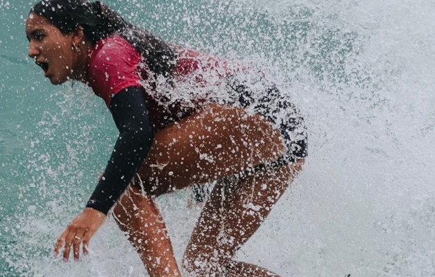 Sophia Medina repete feito do irmão e se torna campeã sul-americana de surfe