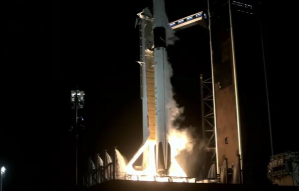 SpaceX e Nasa lançam astronautas à Estação Espacial Internacional; assista