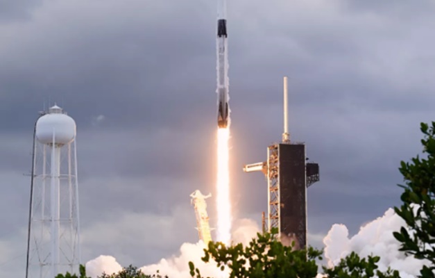 SpaceX leva quatro astronautas à Estação Espacial Internacional em apenas 15 horas