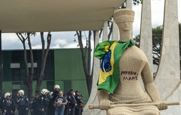 STF condena mulher que pichou estátua a 14 anos de prisão