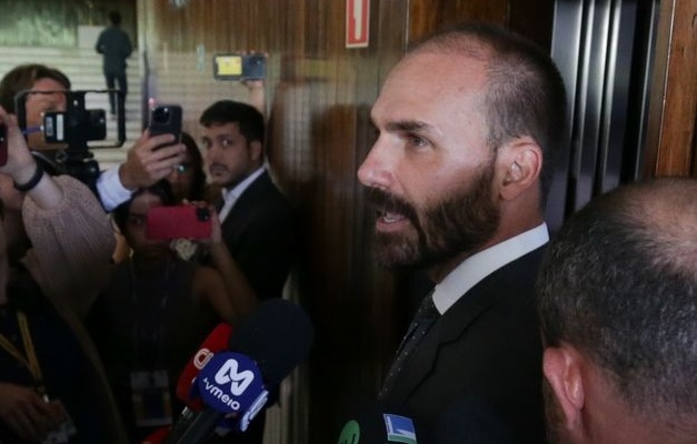 STF é unânime e torna Eduardo Bolsonaro réu por coação 