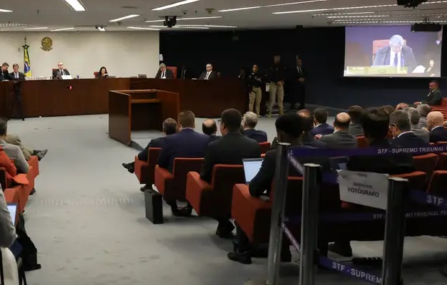 STF retoma julgamento de Bolsonaro após intervalo; Fux prossegue voto