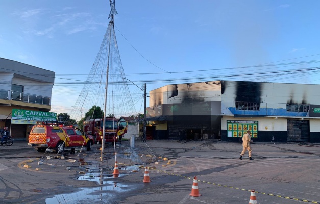 Supermercado em Abadia de Goiás pega fogo e estrutura ameaça cair