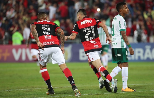 Surpresa de última hora, Jailson pega pênalti e Palmeiras empata com o Flamengo