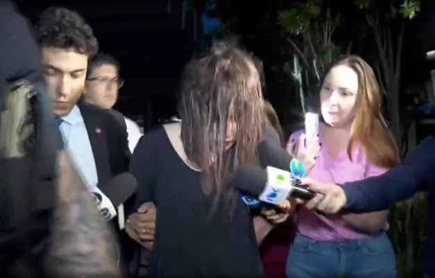 Suspeita de matar mãe e filho envenenados é atacada nas redes sociais