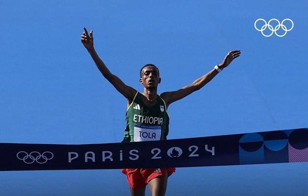 Tamirat Tola bate recorde olímpico e é campeão da maratona em Paris