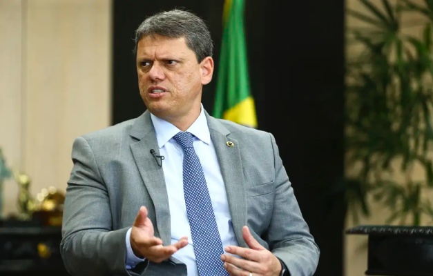 Tarcísio critica prisão domiciliar de Bolsonaro: 'Vale a pena acabar com a democracia?'
