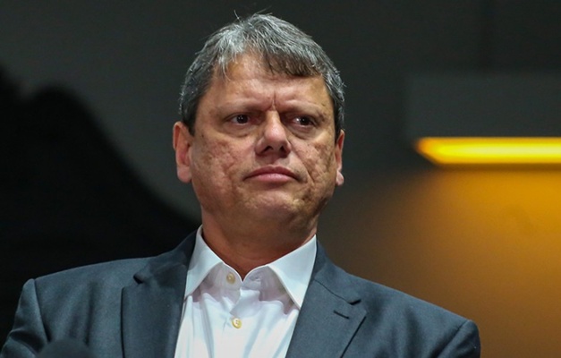 Tarcísio de Freitas coloca o governo de SP à disposição do PR para apoio às vítimas do tornado