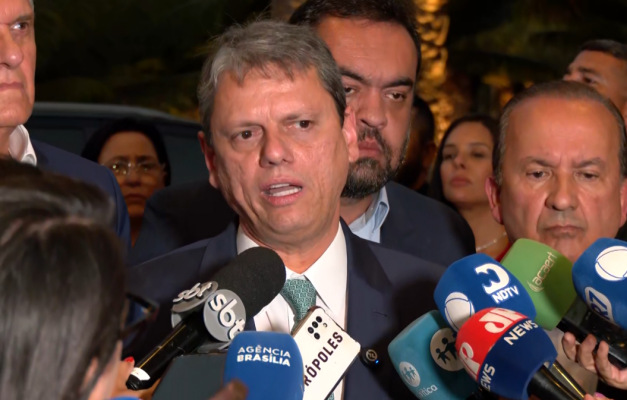 Tarcísio diz que Poderes têm que ceder e cita anistia como solução após reunião de governadores