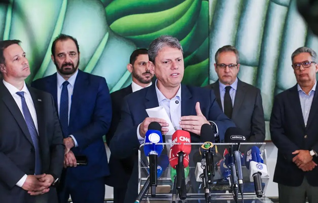 Tarcísio instala gabinete de crise para investigar metanol em bebidas