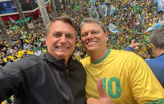 Tarcísio pede autorização a Moraes para visitar Bolsonaro em prisão domiciliar