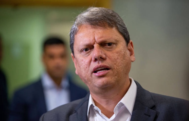 Tarcísio pede desculpas por fala sobre Coca-Cola em meio à crise do metanol