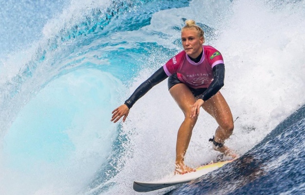 Tatiana Weston-Webb perde para americana e é prata no surfe