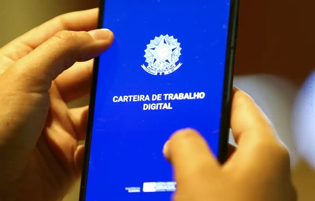 Taxa de desemprego no trimestre encerrado em novembro cai para 7,5%
