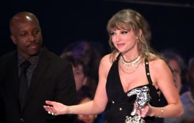 Taylor Swift vence prêmio de Melhor Videoclipe no VMA da MTV e quebra próprio recorde