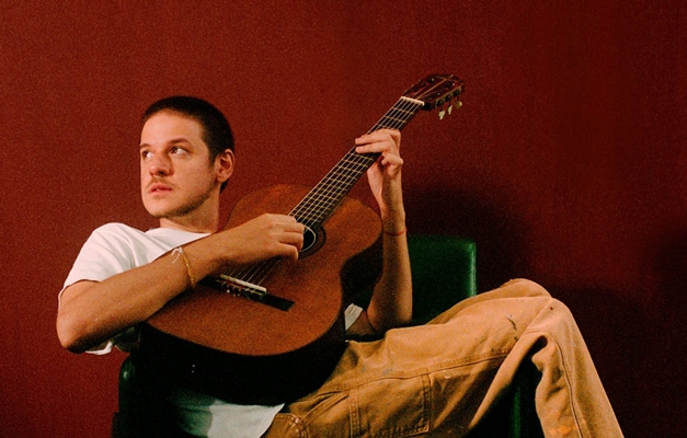 Teatro Goiânia recebe show do cantor Rubel