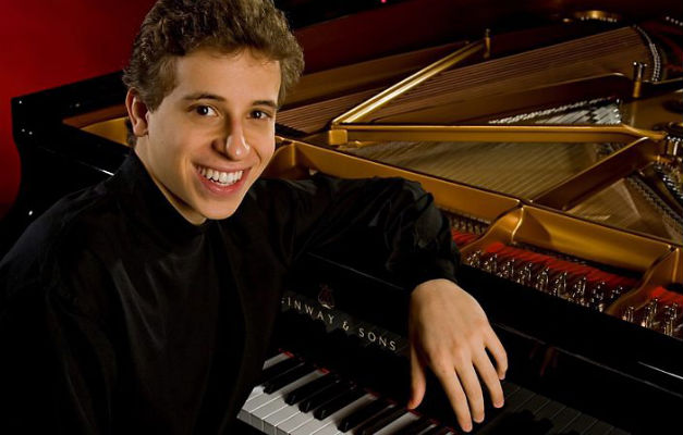 Teatro Sesi recebe pianista Pablo Rossi nesta terça-feira (16)