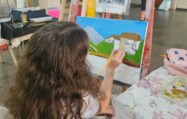 Técnicas de pintura ajudam crianças e jovens dentro e fora da sala de aula 