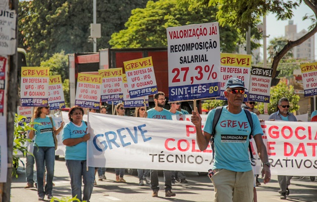 Técnico-administrativos da UFG participam de manifestação em Goiânia 
