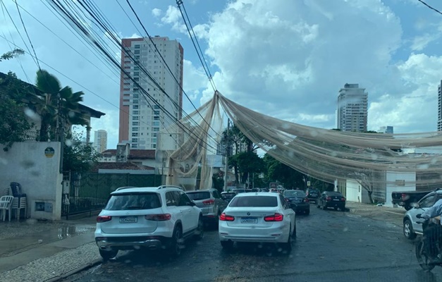 Tela de proteção cai sobre fios de alta tensão no Setor Oeste, em Goiânia