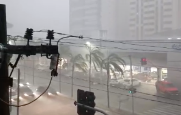 Tempestade causa transtornos em Goiânia e mobiliza equipes da prefeitura