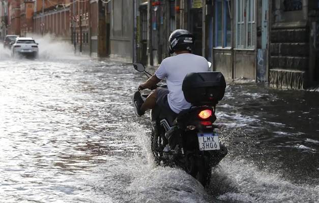 Tempestade leva prefeito do Rio a decretar situação de emergência