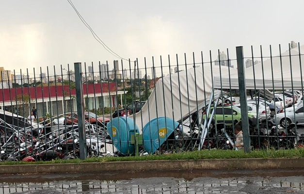 Tendas caem sobre motos durante forte chuva em Goiânia