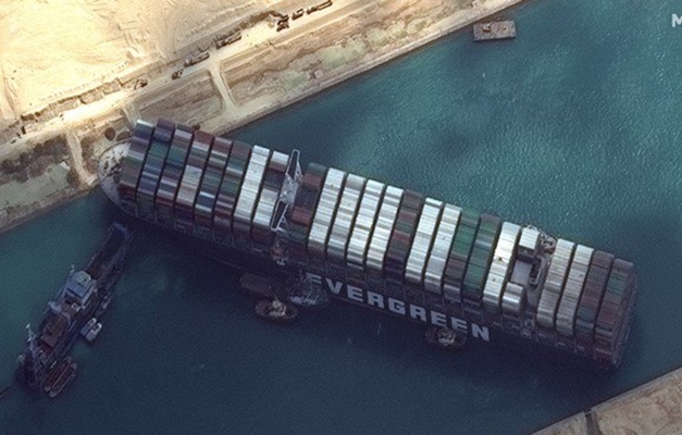 Tentativa de alargar Canal de Suez fracassa e navio segue encalhado