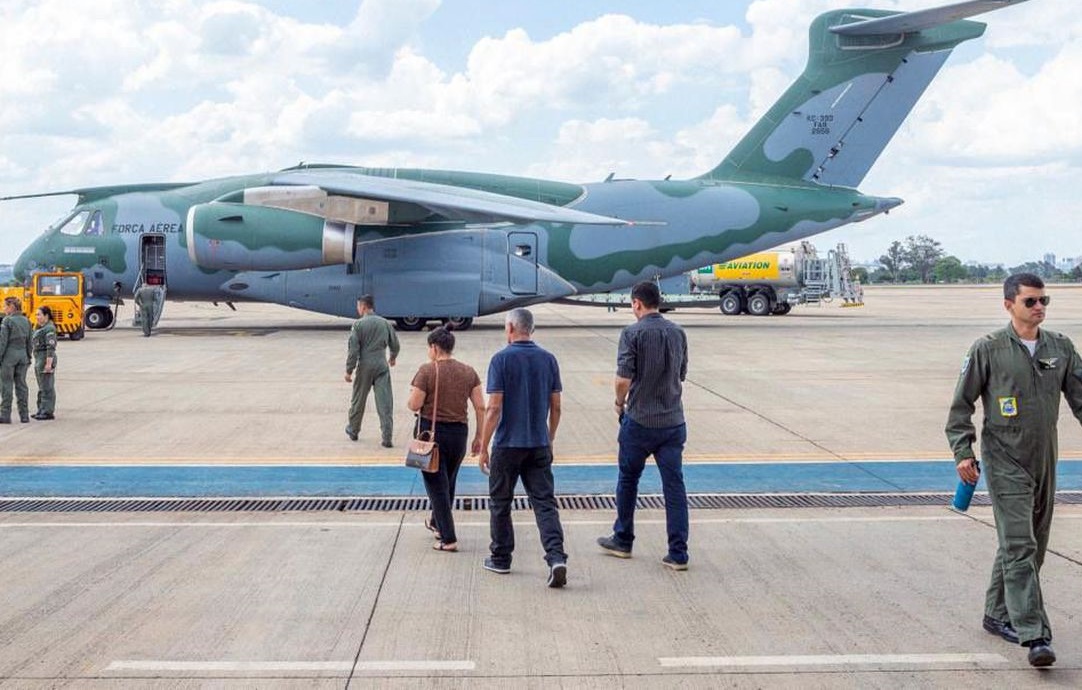 Terceiro avião da FAB com resgatados da guerra em Israel chega ao Brasil