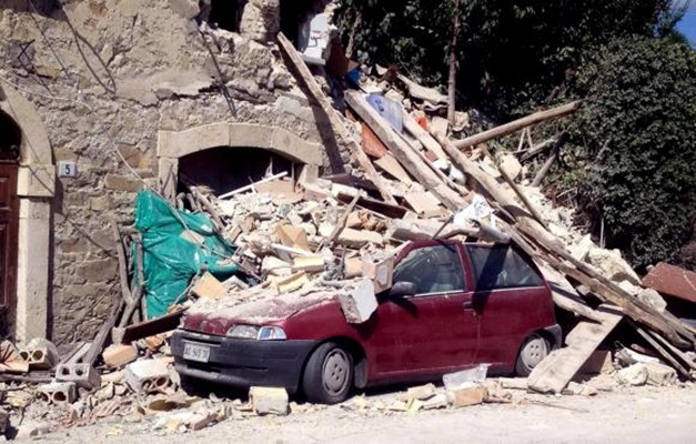 Terremoto na Itália já causou pelo menos 250 mortes, enquanto buscas continuam