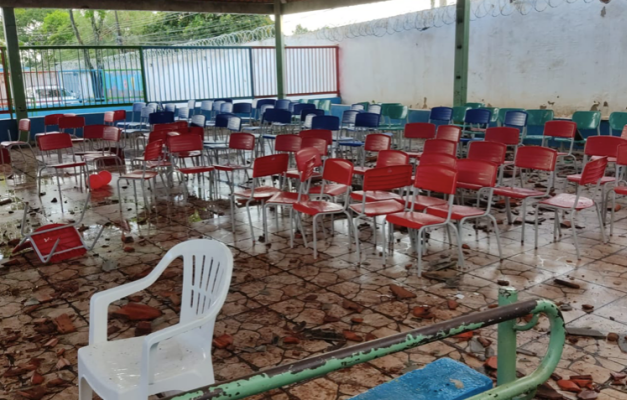 Teto da Escola Municipal Irmã Veneranda cai e atinge alunos em Goiânia