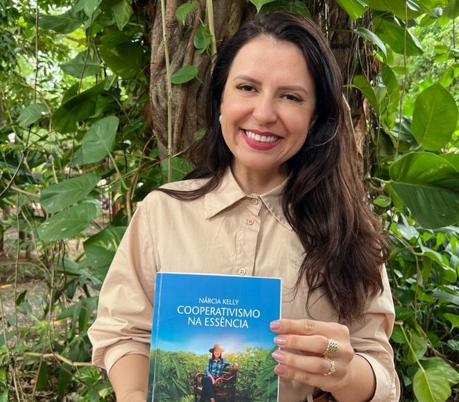 À frente da GoiâniaTur, Nárcia Kelly lança livro Cooperativismo na Essência