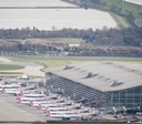 Aeroporto de Londres começa a retomar voos após incêndio