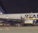 Alarme falso de incêndio em avião deixa 18 feridos em aeroporto na Espanha