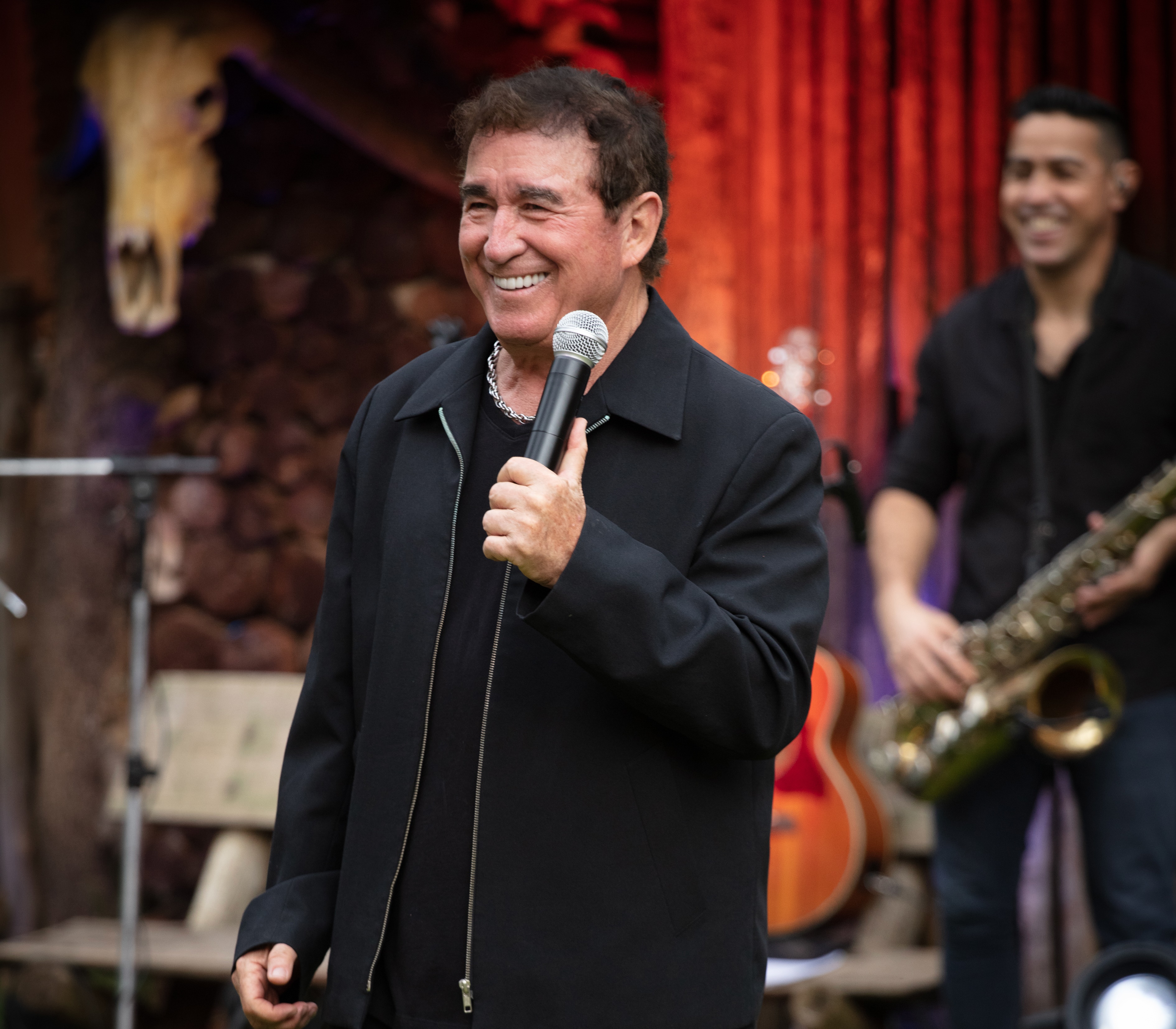 Amado Batista celebra 50 anos de carreira na abertura da Pecuária de Goiânia