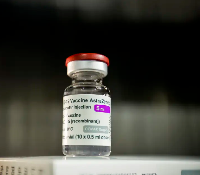 AstraZeneca encerra produção e distribuição de vacina contra a covid-19