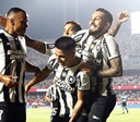 Botafogo supera Athletico-PR em Curitiba após 16 anos e amplia liderança no Brasileirão