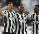 Botafogo supera o Vitória para abrir vantagem na Copa do Brasil