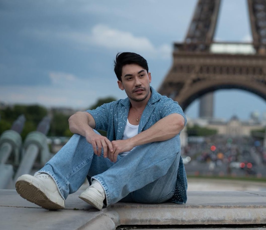 Cantor Hugo Vitti lança clipe gravado em Paris; confira
