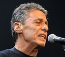 Chico Buarque passa por cirurgia para aliviar pressão intracraniana