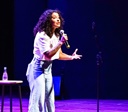 Comediante Giovana Fagundes se apresenta em Goiânia