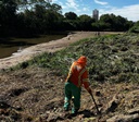 Comurg promove ação de limpeza no Rio Meia Ponte em Goiânia 