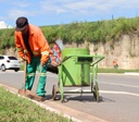 Comurg reforça limpeza manual de ruas de Goiânia com mais de mil varredores