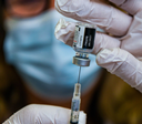 Covid-19 não desapareceu e casos continuam ocorrendo, alerta médico
